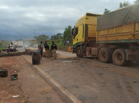 A PRF mantém a fiscalização nas rodovias federais e no momento três trechos estão interditados parcialmente. Foto: PRF/divulgação