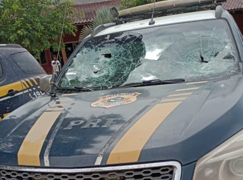 Viatura da PRF foi atacada pelos vândalos. Foto: Divulgação