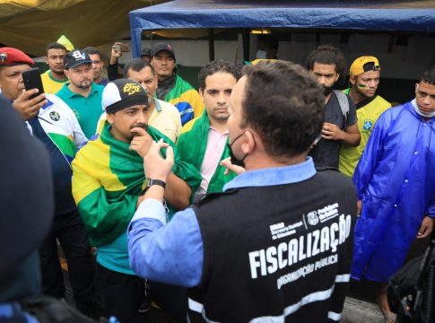 Manifestantes resistem e continuam pedindo intervenção das forças armadas em frente ao quartel do Exército em Belém. Foto: Mácio Ferreira/Comus/Agência Belém
