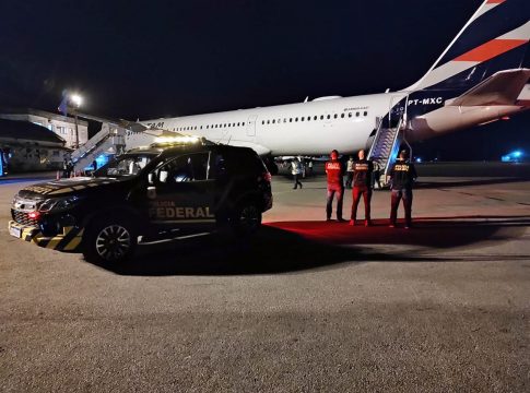 Suspeito foi abordado ainda na aeronave. Foto: PF/Divulgação