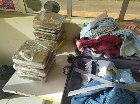 Tabletes da droga foram encontrados em duas malas protegidas com senha, no interior de um ônibus intermunicipal. Foto: PRF/divulgação
