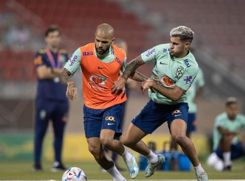 Daniel Alves deve entrar jogando no jogo contra Camarões. Foto:  CBF