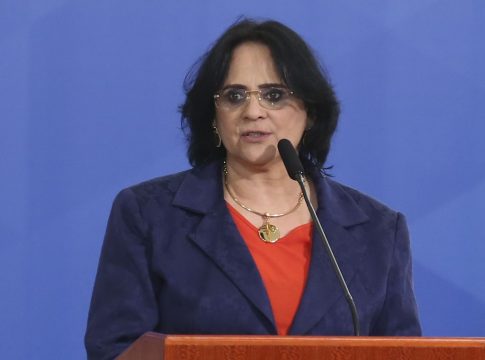 Sem apresentar provas, Damares pode responder por prevaricação