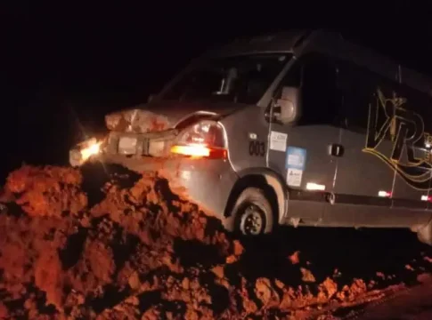 O veículo transportava 12 estudantes e três professores, além do motorista. Três alunos -dois garotos e uma garota- tiveram ferimentos leves. Foto: Divulgação