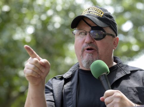 A Justiça dos EUA condenou nesta terça (29) por conspiração sediciosa Stewart Rhodes, líder do grupo de extrema direita Oath Keepers. Foto: Divulgação