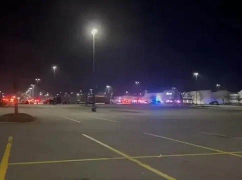 Um ataque a tiros em um supermercado Walmart no estado da Virgínia, nos Estados Unidos, na noite de ontem deixou ao menos sete pessoas mortas. Foto: Divulgação