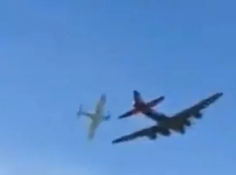Dois aviões se chocaram no ar na tarde deste sábado (12) em uma demonstração na cidade de Dallas, no Texas (EUA). Foto: Divulgação