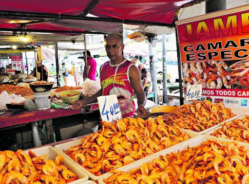Até o camarão entrou na onda das promoções. Foto: Wagner Almeida / Diário do Pará.