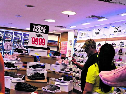 os estabelecimentos prometem estender a Black Friday até o próximo domingo (27). Foto: ANTONIO MELO