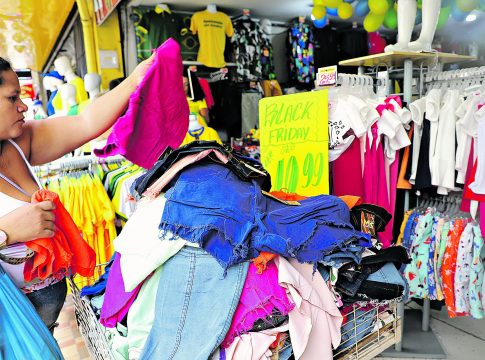 No Centro Comercial, ainda é possível encontrar promoções de vestuário e eletroeletrônicos.
Foto: Irene Almeida/Diário do Pará.