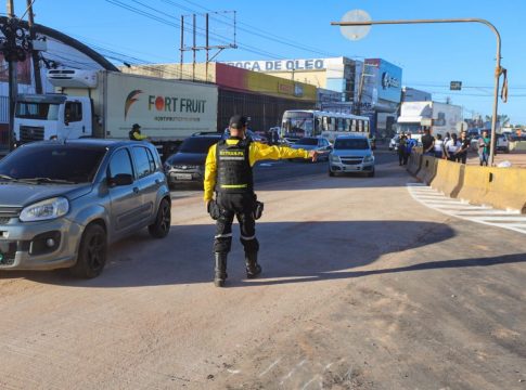 Agente do Detran orienta o trânsito no trecho onde há o desvio. Foto: Agência Pará
