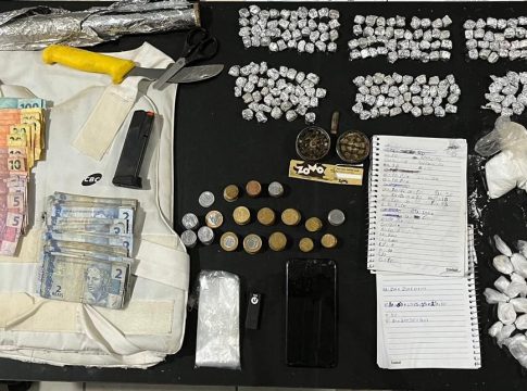 A Polícia Civil apreendeu drogas, arma e munições. Foto: PCPA/divulgação