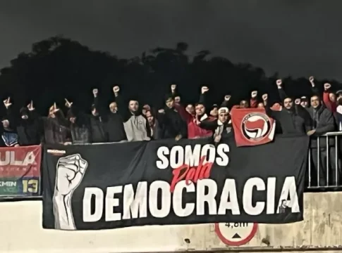 Um grupo de 70 torcedores do Corinthians dispersou golpistas defensores do presidente Jair Bolsonaro (PL) que bloqueavam um trecho da marginal Tietê, na altura da Ponte das Bandeiras, na noite desta terça-feira (1º). Foto: Reprodução
