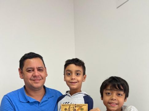Felipe Lira é pai de Bernardo, 7 anos, e Guilherme, 9 anos. O médico garante que os meninos aprendem desde cedo a dar valor para o dinheiro. Foto: Divulgação