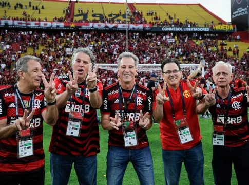 Cúpula do Flamengo fez o sinal que remetia ao número de Bolsonaro na eleição: 22. Foto: Divulgação/Flamengo