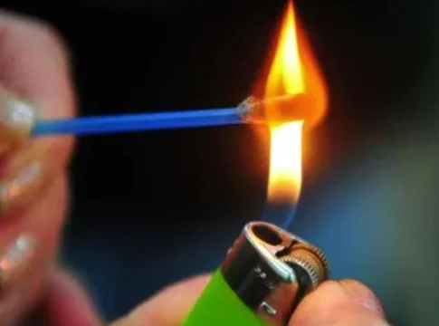 Vídeos curtos nas redes sociais em que jovens aparecem acendendo cotonete com isqueiro e, em seguida, tragando como se fosse cigarro. Foto: Divulgação