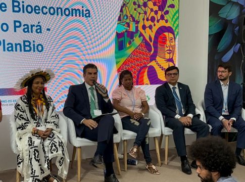 Ao lado de representantes do povo da floresta, Governador do Pará lança Plano Estadual de Bioeconomia na Conferência. Foto: Agência Pará