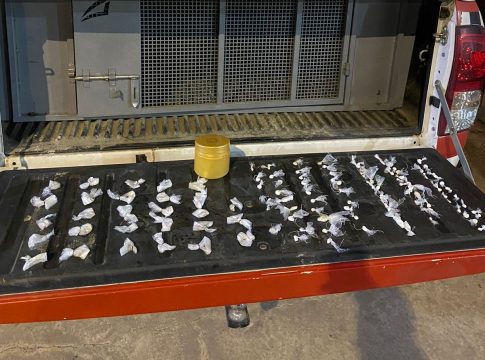 A ação foi realizada por agentes do 10º Batalhão de Polícia Militar (10º BPM), que também apreenderam 100 papelotes de cocaína e 28 porções de pasta base da mesma droga que estavam com a mulher. Foto? PM/divulgação