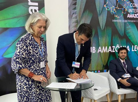 Maria Luiza Paiva, vice-presidente executiva de Sustentabilidade da Vale, e Helder Barbalho, Governador do Pará, assinam protocolo de intenção para fortalecimento da Bioeconomia no estado. Foto: Divulgação Vale