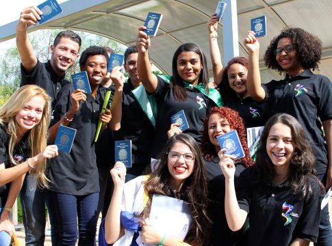 Em 21 anos de existência, 748 jovens brasileiros de todo o Brasil já participaram do programa.  Foto: Divulgação