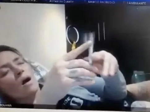 Durante a videoconferência feita na plataforma Zoom, a juíza de 34 anos surgiu vestindo apenas uma blusa e calcinha, fumando um cigarro. Foto: Divulgação