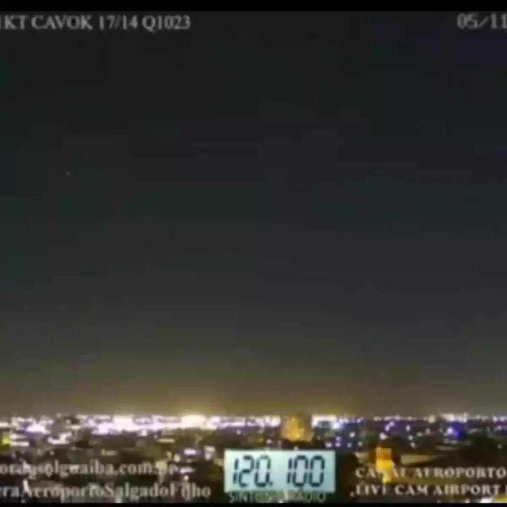  Pilotos da Azul e da TAM avistaram luzes no céu de Porto Alegre e a conversa com a torre de controle do Aeroporto Salgado Filho foram parar nas redes sociais. Foto: Divulgação