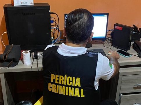 No local do cumprimento dos mandados, foram apreendidos dispositivos eletrônicos, que serão encaminhados à perícia completa e utilizados no inquérito que apura o caso. Foto: PCPA/divulgação