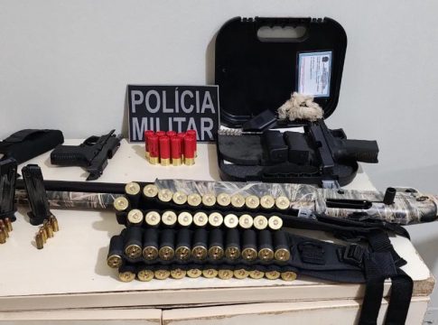 A PM encontrou o suspeito em uma loja, portando uma espingarda calibre 12 com 53 munições e outra pistola .380. Fonte: Divulgação
