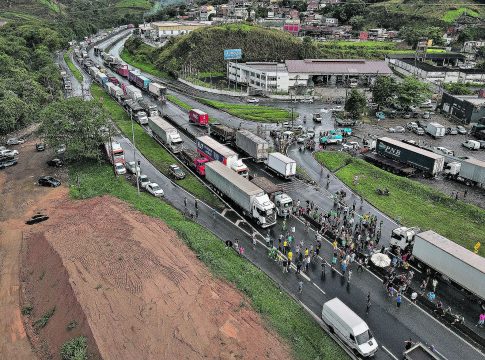 Caminhoneiros protestam após derrota de Bolsonaro. Foto: Eduardo Anizelli/Folhapress