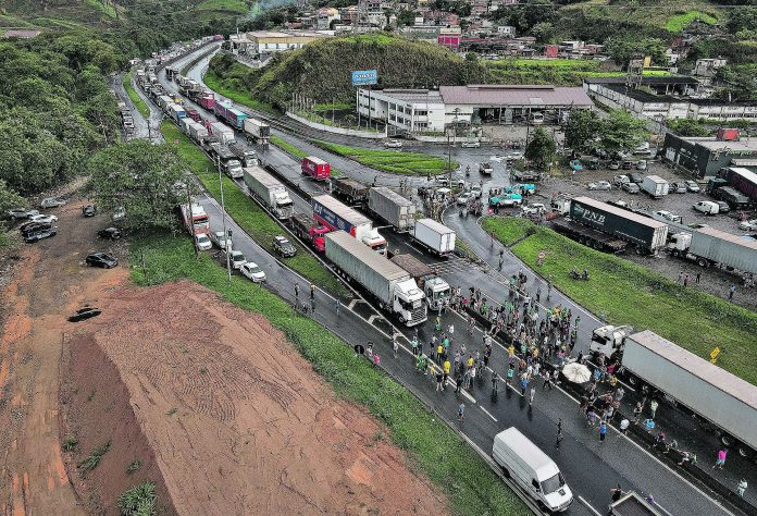 Caminhoneiros protestam após derrota de Bolsonaro. Foto: Eduardo Anizelli/Folhapress