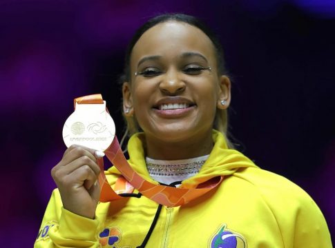 A brasileira conquistou o ouro em Liverpool. Foto: CBG/divulgação