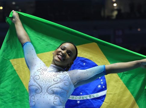 Flávia Saraiva e Rebeca Andrade serão as últimas duas a se apresentarem pelo time brasileiro em todos os aparelhos.