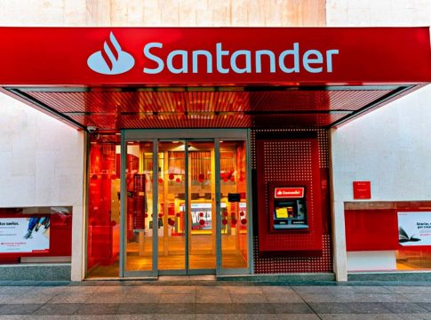 O Santander anunciou que fechará 24 agências em junho de 2025, como parte de uma estratégia de corte de custos