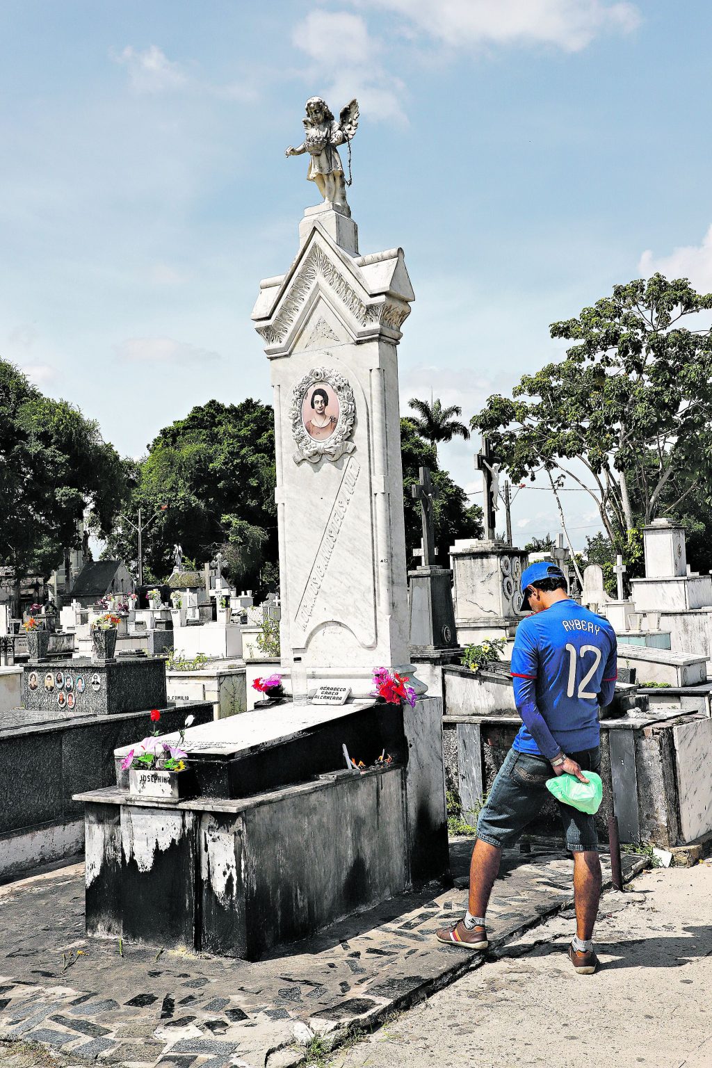 O funcionamento dos cemitérios para o final de semana do Dia das Mães, no sábado (13) e domingo (14), será das 7h às 16h. Foto: Irene Almeida/Diário do Pará. O funcionamento dos cemitérios para o final de semana do Dia das Mães, no sábado (13) e domingo (14), será das 7h às 16h. Foto: Irene Almeida/Diário do Pará.