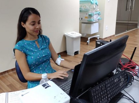 Internada há 45 dias no Hospital Regional Abelardo Santos (HRAS), a estudante do curso de Saúde Coletiva apresentou o seu Trabalho de Conclusão de Curso (TCC) de forma online,. Foto: Agência Pará