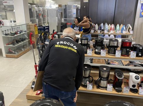  Produtos à venda com descontos para a ‘Black Friday’ foram vistoriados, juntamente com notas dos dias anteriores à grande promoção. Foto: Camila Barbosa/Divulgação