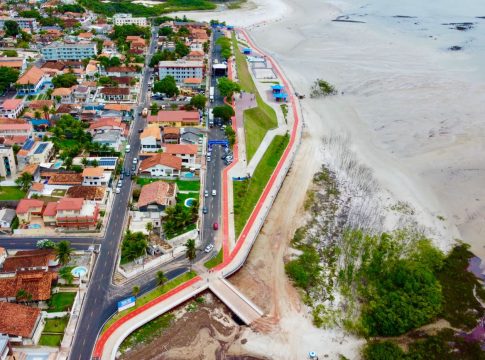 Há anos sendo atingido pela erosão, o espaço na Praia do Maçarico agora é um atrativo para moradores e turistas que procuram as belezas da costa atlântica paraense. Foto: Agência Pará