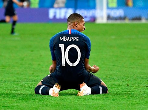  Kylian Mbappé, um dos astros da decisão da Copa no Qatar, tem grande vantagem nos duelos que fez até agora com a outra estrela maior da decisão deste domingo (18) no estádio Lusail, Lionel Messi. Foto: Divulgação