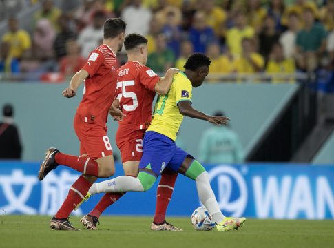 Classificado, o Brasil enfrenta Camarões com reservas, que têm a chance de mostrar serviço a Tite e brigar por uma vaga no time no mata-mata. Foto: Lucas Figueiredo/CBF