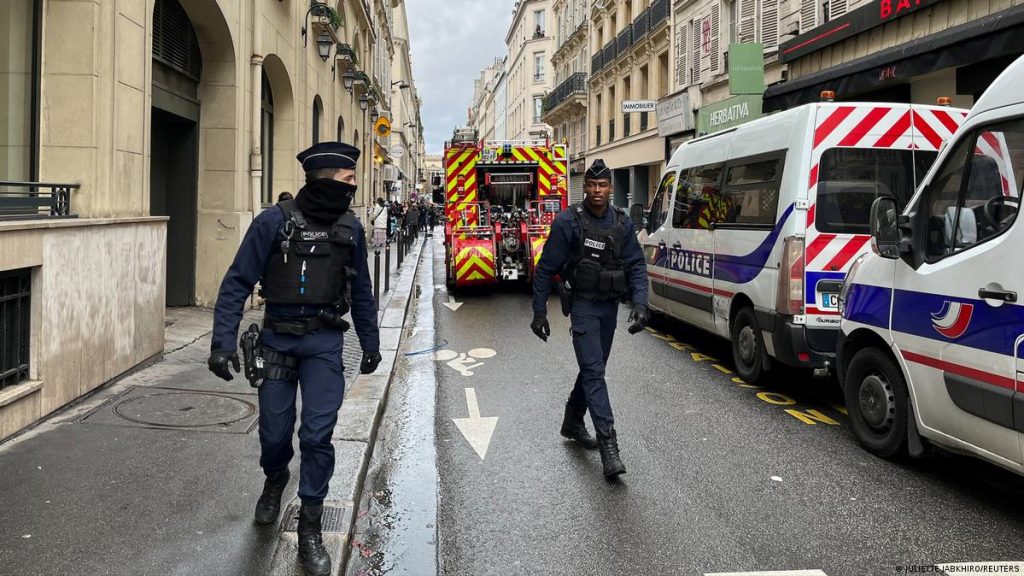 Um homem matou ao menos três pessoas e feriu outras três em um ataque ocorrido em um centro cultural curdo em Paris nesta sexta-feira (23). Foto: Divulgação