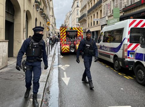 Um homem matou ao menos três pessoas e feriu outras três em um ataque ocorrido em um centro cultural curdo em Paris nesta sexta-feira (23). Foto: Divulgação