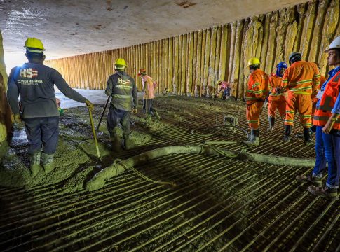 O serviço será executado em dois dias, quando serão inseridos, ao todo, mais de 500 metros cúbicos de concreto na pista, por onde futuramente vão trafegar os ônibus do BRT Metropolitano. Foto: Marco Santos / Ag. Pará