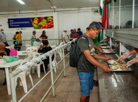 Diariamente, de segunda à sexta-feira, no horário do almoço, o Restaurante Popular produz 1.200 refeições nutricionalmente balanceadas, que são comercializadas por R$ 2,00 a unidade Foto: João Gomes/Comus