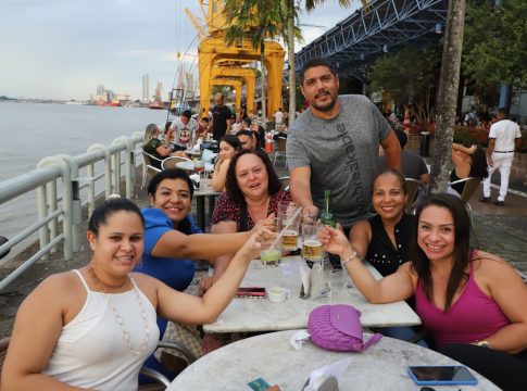 Reunir os amigos para celebrar o fim de ano é uma tradição que volta com força após a fase mais aguda da pandemia. Foto: Wagner Almeida / Diário do Pará.
