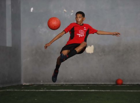 Garotada se inspira nos craques da Copa para alimentar o sonho. Foto: Wagner Almeida / Diário do Pará.
