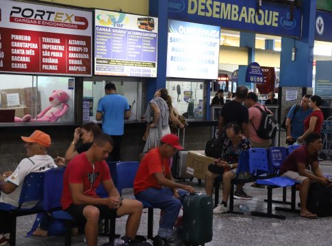  Movimento no terminal rodoviário.  Foto-Wagner Santana.