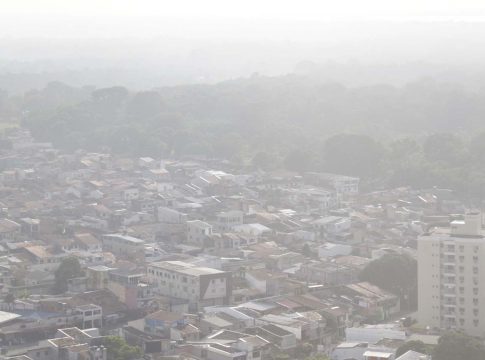 A fumaça se espalhou até mesmo para locais distantes do aterro do Aurá, em Ananindeua. Foto: Celso Rodrigues/ Diário do Pará.