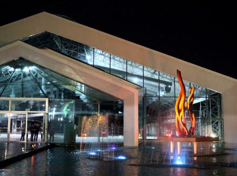 Monumento, no lago do Hangar, que foi hospital de campanha, relembra a batalha dos profissionais de saúde e doentes contra a doença. Foto: Antônio Melo