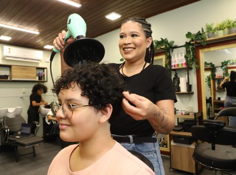 Belém, Pará, Brasil. Cidade. Juliana Ises, 33 anos, empresária e a Cliente: Alana Caldeiraro, 13 anos, estudante. Salão de beleza ISEZ CONCEPT. Expectativa dos comerciantes ás vésperas do Natal: comopequenos comércios, depósitos de bebidas e salões de beleza. 23/12/2022. Foto: Irene Almeida/Diário do Pará.