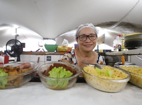 Belém, Pará, Brasil. Cidade. Lúcia Santos, 57 anos, autônoma. A plataforma da Associação Brasileira das Empresas de Benefícios ao Trabalhador (ABBT). Custo da alimentação que o trabalhador paga ao fazer refeições fora de casa, durante o almoço em restaurantes e ou barracas de comida, como no ver-o-peso. 27/12/2022. Foto: Irene Almeida/Diário do Pará.